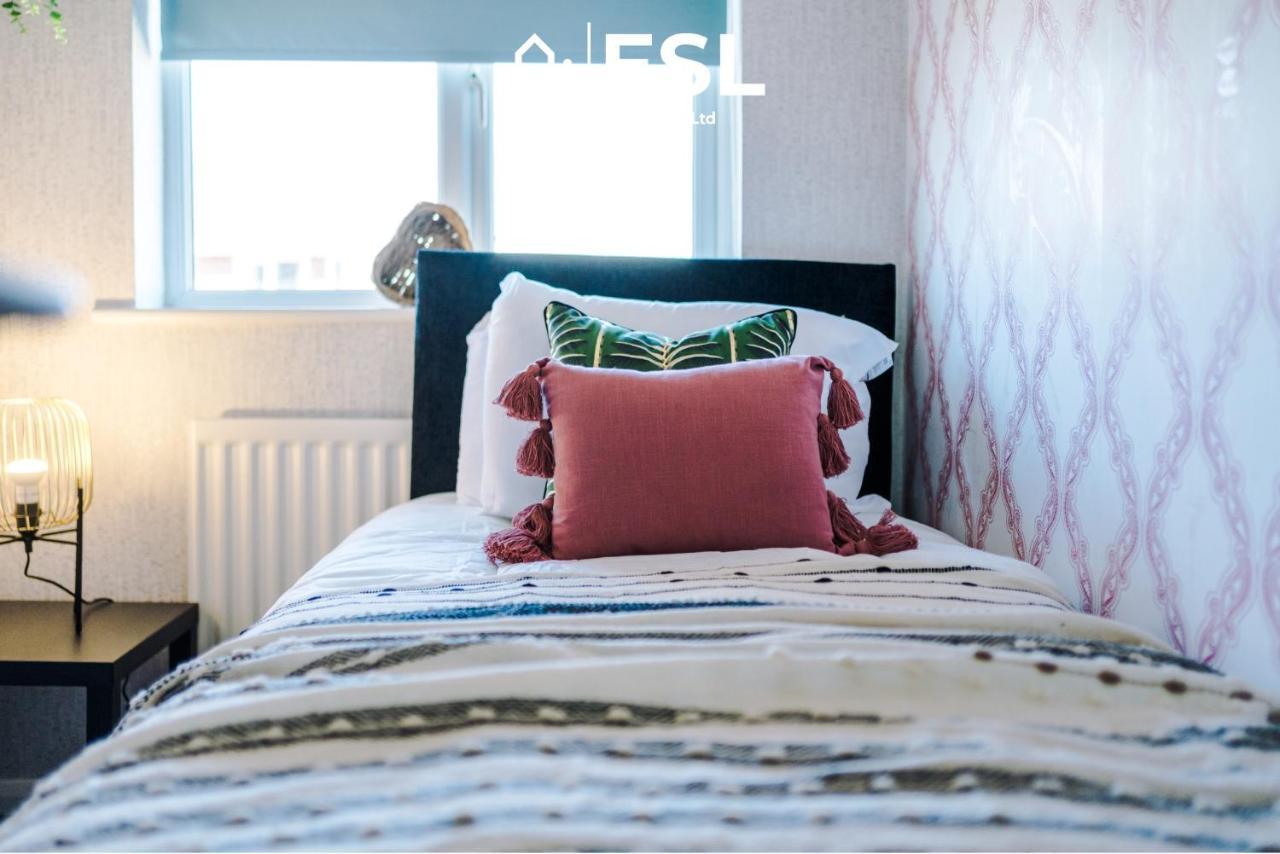 3 Bedroom House With Garden And Driveway Parking - Less Than 10 Mins From Chester City Centre Eksteriør billede